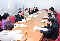 厚労省から報告を受ける党ワーキングチーム＝３日　衆院第２議員会館