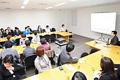 齋藤氏から日本の予防接種の課題を聞く党合同会議＝１５日　衆院第２議員会館