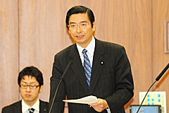 質問する山本（博）氏＝１８日　参院厚労委