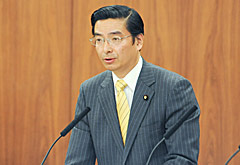 質問する山本（博）氏＝２５日　参院厚労委