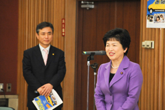 勉強会であいさつする高木（美）さん（右）と福島氏＝２日　国会内