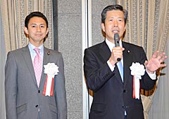 「第三の政治勢力」を力説する山口代表（右）と谷あい氏＝１５日　都内