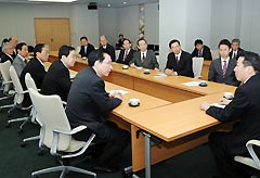 「核廃絶サミット」の開催を求める党核廃絶推進委の浜田座長（手前左）ら＝１６日　外務省