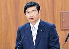 質問する山本（博）氏＝25日　参院厚労委