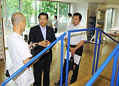 市立宇和島病院のリハビリテーション施設などを視察する山本氏（左から2人目）ら