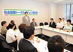 社会保障トータルビジョン検討会であいさつする山口代表＝25日　衆院第1議員会館