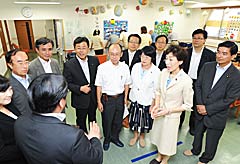併設されたデイサービスセンターを視察する古屋委員長（右から3人目）ら＝26日　埼玉・和光市