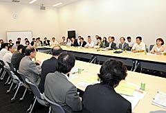 来年度予算概算要求について説明を受ける党厚労部会＝1日　参院議員会館来年度予算で厚労省が説明
党厚生労働部会