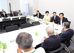 障がい者団体と活発に意見を交わす党福祉委＝14日　衆院第2議員会館