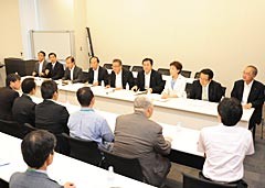 原告らの訴えを聞く党プロジェクトチーム＝16日　衆院第2議員会館