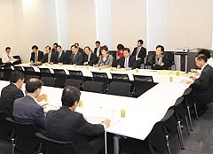 厚労省と意見を交わした党うつ対策ワーキングチーム＝14日　衆院第2議員会館