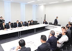 桜島降灰被害で要望を受ける公明議員（左側）＝19日　衆院第1議員会館