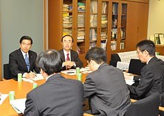 厚労省から軽度外傷性脳損傷の検討状況の説明を聞く渡辺（奥右）、山本（同左）の両氏＝5日　参院議員会館