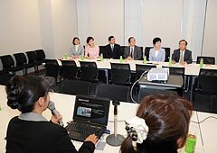 聴導犬普及協会から話を聞く党委員会（向こう側）＝8日　衆院第2議員会館