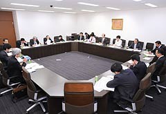 厚労省から話を聞く党厚労部会＝17日　参院議員会館