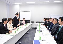 労働者派遣法改正案について日本生産技能労務協会 清水会長と意見交換する党社会保障制度調査会＝30日　衆院第2議員会館