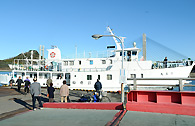 佐島港に接岸する診療船「済生丸」