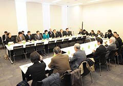 障がい者3団体（手前）から要望を受ける党合同会議＝2日　衆院第2議員会館