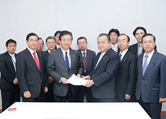 藤澤組合長（中央左）から要望を受ける漆原氏（同右）ら＝10日　衆院第1議員会館
