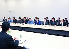 産業界から震災被害の実情を聞いた党合同会議＝31日　参院議員会館