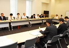 生肉食中毒問題について協議した党合同会議＝10日　参院議員会館厚労省　今秋にも罰則を新設党合同会議
