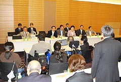 障がい者団体（手前）と意見交換する党合同会議＝24日　衆院第1議員会館