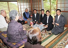 離島の住民から要望を聞く（奥右から）山本（博）、遠山の両氏ら＝5日　愛媛・上島町