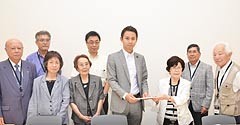 飯田会長（右から3人目）から要望書を受け取る谷合委員長（左隣）ら＝9日　参院議員会館