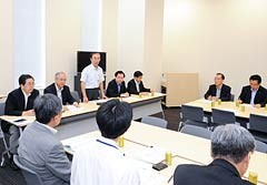 福島県の担当者らと特別立法について意見を交わす党プロジェクトチーム＝1日　参院議員会館