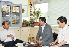 離島振興で意見を交換する鳴本理事長（左）と山本（博）氏（中央）ら＝12日　岡山・笠岡市