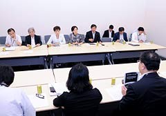 さい帯血の研究課題について報告を受ける党プロジェクトチーム＝21日　参院議員会館