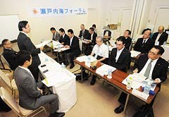 党瀬戸内海フォーラムの初会合であいさつする山本（博）氏（左側中央）＝4日　広島市