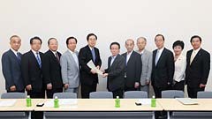全浄連から要請を受ける斉藤幹事長代行（左から5人目）ら＝13日　参院議員会館