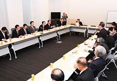 日本弁理士会と日本弁理士政治連盟から要請を受ける山口代表（左側中央）ら＝24日　参院議員会館