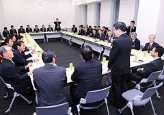 関係団体から要望を受ける石井政調会長（手前右から2人目）と党対策本部の議員＝7日　参院議員会館