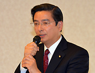 あいさつする山本氏＝15日　都内