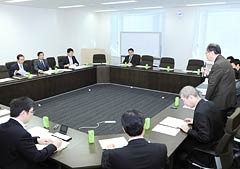 厚労省などから説明を受ける党ワーキングチームの初会合＝24日　参院議員会館