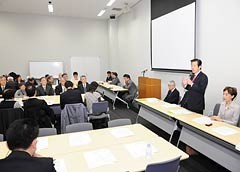 設立会合であいさつする山口代表（右から2人目）＝1日　参院議員会館