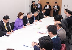 要望を受けた党文科部会＝5日　衆院第2議員会館