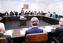 法整備に向け、識者と意見を交わした党プロジェクトチーム＝8日　参院議員会館