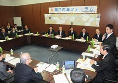 瀬戸内海フォーラムであいさつする遠山氏（右端）＝11日　高松市