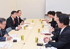 MTBI患者救済へ討議を行う（左側奥から）渡辺、山本両氏ら＝1月26日　参院議員会館