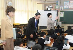 電子黒板とタブレットPCを使った授業を視察する（左から）古屋、山本（博）両氏＝20日　徳島・東みよし町