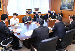 ICTの利活用に向けた提言を申し入れる古屋座長（左から2人目）ら党プロジェクトチームのメンバー＝6日　内閣府