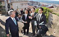 災害避難経路の課題などを調査する遠山本部長（右）、山本事務局長（右から3人目）ら＝2月27日　三重・鳥羽市の神島