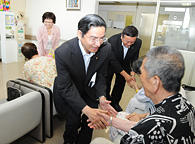 広島赤十字・原爆病院で被爆者を見舞う山本（博）氏（中央）ら
