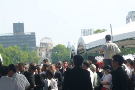 平和式典には大勢の人々が参加