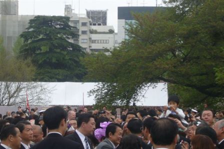 麻生総理参加者と握手