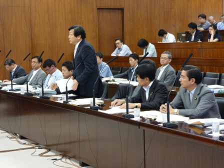 答弁席側に座る