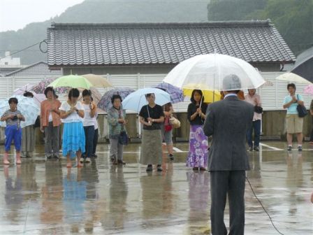 雨の中熱心に聞いていたく(海陽町)